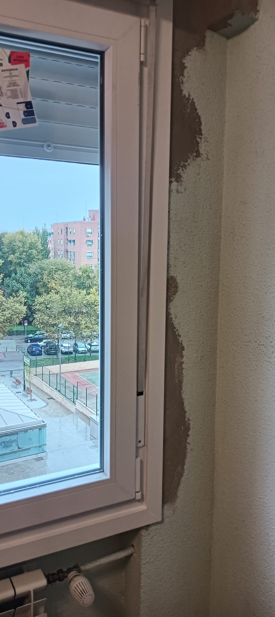 VENTANAS VIVIENDA CON EMBOCADURA DE CHAPA POR LA PARTE EXTERIOR